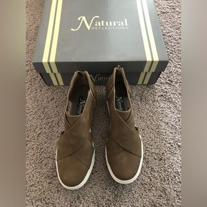Natural Reflections Taupe Bootie Wedges 6